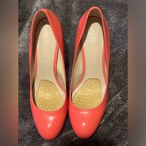 Comfy beautiful coral color. Gently loved